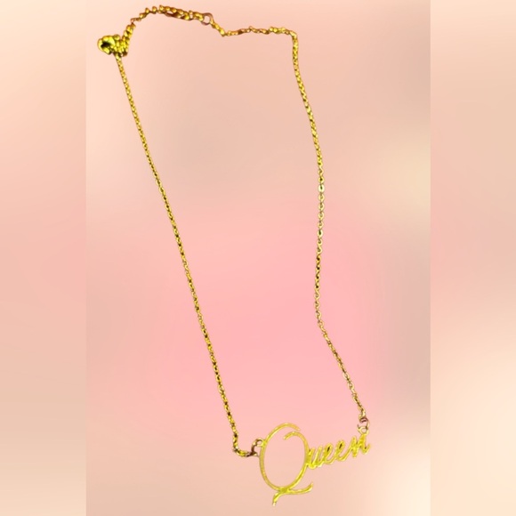 18k Gold plated Queen pendant necklace - Picture 1 of 10